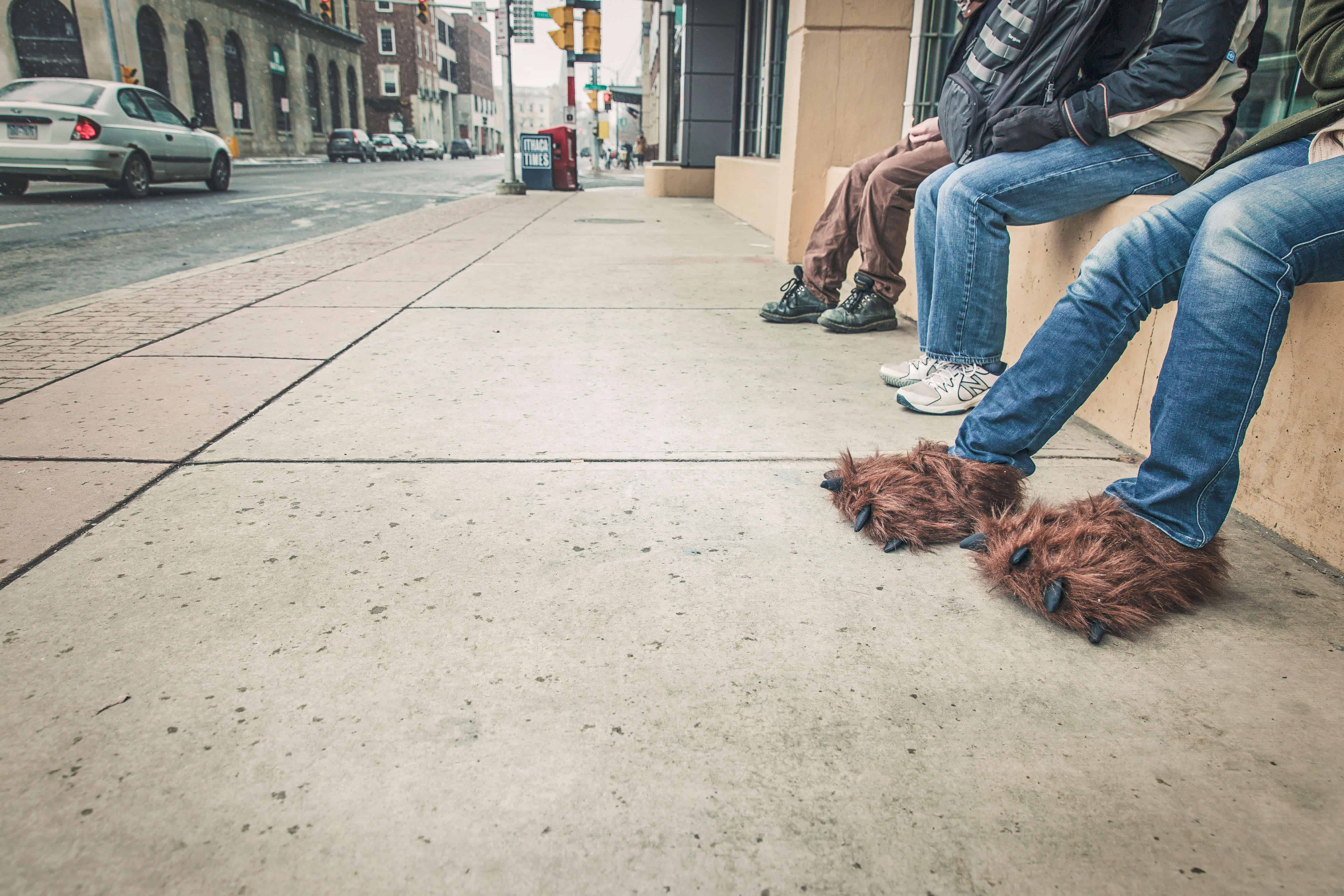 Viete, ako sa vyvíjali topánky? - people street sidewalk jeans - Viete, ako sa vyvíjali topánky?