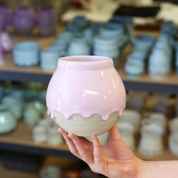 Keramikár vytvára vázy dúhových farieb po ktorých steká hustá glazúra - dripping ceramics brian giniewski 18 - Keramikár vytvára vázy dúhových farieb po ktorých steká hustá glazúra