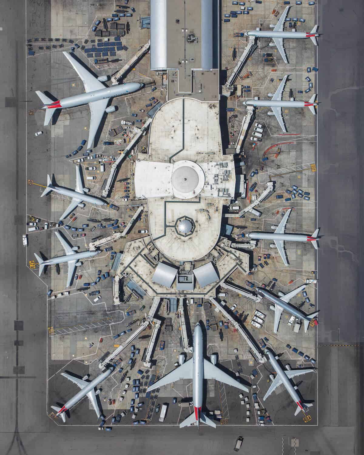 Letecké fotografie zachytené z vrtuľníka odhaľujúce ohromujúcu symetriu letísk - mike kelley airport photography 9 - Letecké fotografie zachytené z vrtuľníka odhaľujúce ohromujúcu symetriu letísk
