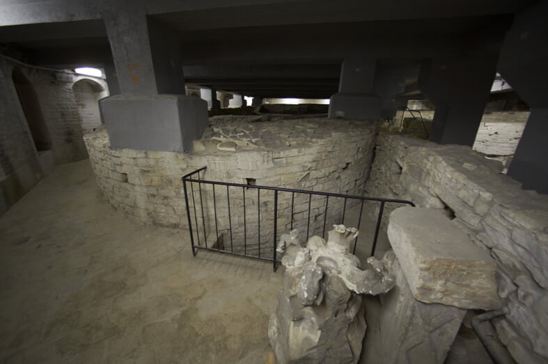 V podzemí pražského hradu - restauratorske laboratore praha 2009 d - V podzemí pražského hradu