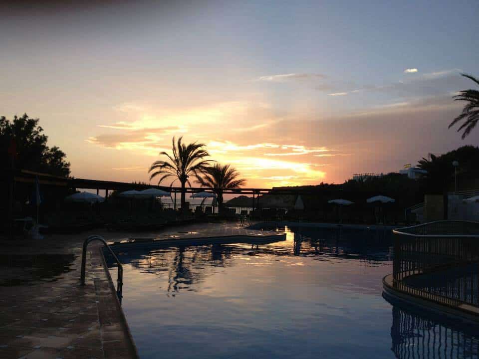 Ibiza je ostrov plný nielen úžasných diskoték - ibiza plaz zapad slnka - Ibiza je ostrov plný nielen úžasných diskoték