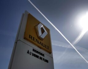 Na archívnej snímke logo francúzskej automobilovky Renault v závode Flins vo francúzskom Aubergenville. (Autor: TASR)