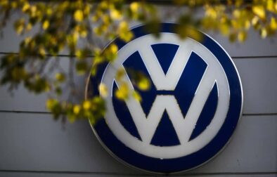 Na archívnej snímke z 5. októbra 2015 je logo nemeckej automobilky Volkswagen na predajni spoločnosti v Berlíne. (Autor: TASR)