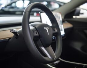 Na archívnej snímke z 14. novembra 2018 logo Tesly na volante elektromobilu  Tesla Model 3 v Düsseldorfe.  Foto: TASR/AP