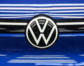 Na archívnej snímke z 18. septembra 2020 logo Volkswagenu na elektrickom SUV Volkswagen ID.4 v nemeckom Zwickau. Foto: TASR/AP