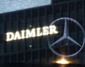 Sídlo koncernu Daimler v Stuttgarte. Predaj koncernu Daimler vo februári 2021 vzrástol. Globálny veľkoobchodný odbyt osobných áut kmeňovej značky Mercedes-Benz medziročne stúpol o 7,9 % na 143.195 kusov.V minulom roku predaj osobných áut značky Mercedes-Benz pre pandémiu nového koronavírusu klesol o 7,5 % na 2,16 milióna. (Foto: TASR/AP)