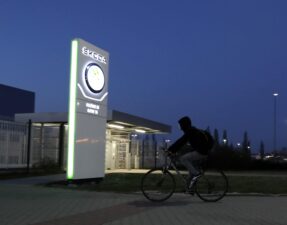 Zamestnanec automobilky Škoda Auto prichádza na bicykli na rannú smenu do závodu v českom meste Mladá Boleslav. (Foto: TASR)