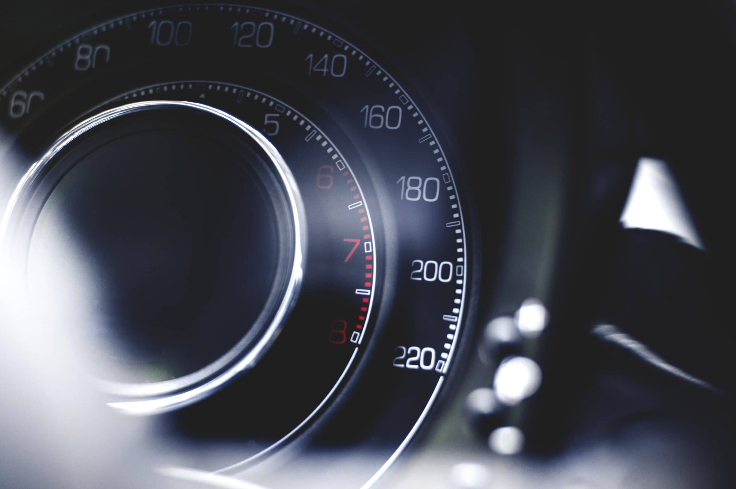 car, dashboard, speed  - car dashboard speed stockpack pixabay scaled 1 - Podvody s najazdenými kilometrami