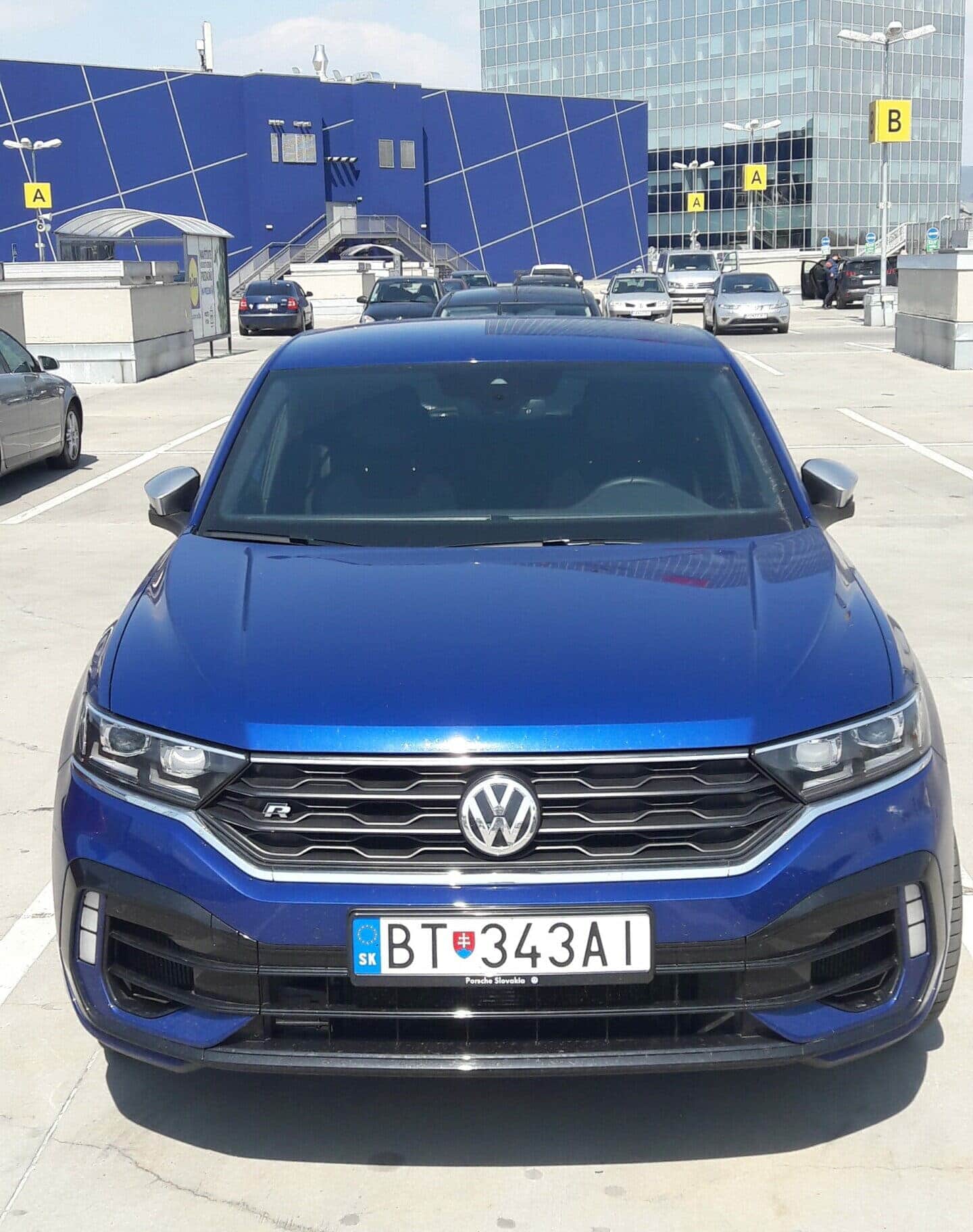 - 1 1 scaled e1621828212120 - VIDEO Volkswagen T-Roc R 2.0 TSI 4Motion: Radosť s malým dravcom