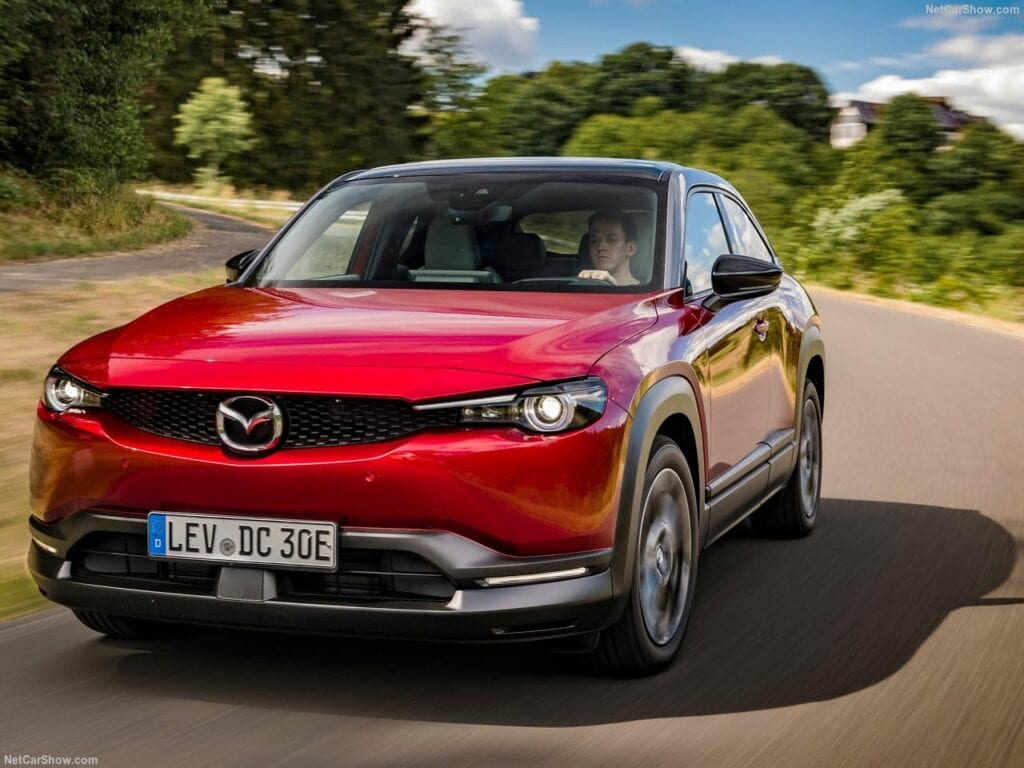 - 2 1 1024x768 - Mazda MX 30 sa vydala cestou elektromobility