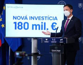 Predseda vlády SR Eduard Heger počas tlačovej konferencie o novej investícii v trnavskej automobilke Stellantis. Bratislava 28. jún 2021. (Foto: SITA/Úrad vlády SR)