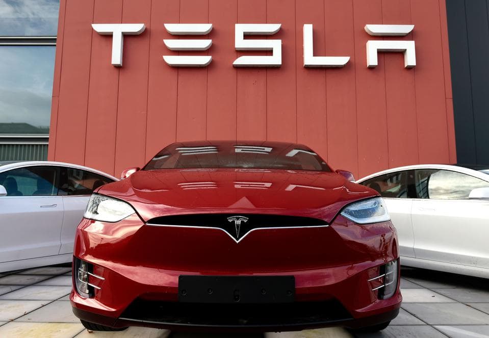 - Tesla - Tesla stiahne v Číne 285-tisíc áut pre opravu tempomatov