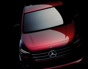 Mercedes predstavil zatiaľ iba prvú fotografiu nového modelu. Onedlho pribudnú ďalšie. Foto: Mercedes Benz