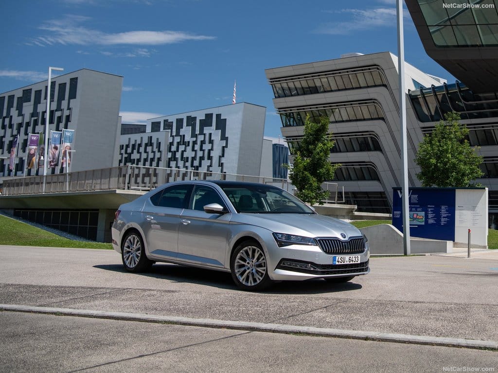 - 1 1 - TEST Škoda Superb 2.0 TSI 4 x 4: Keď auto nestarne a vie stále očariť