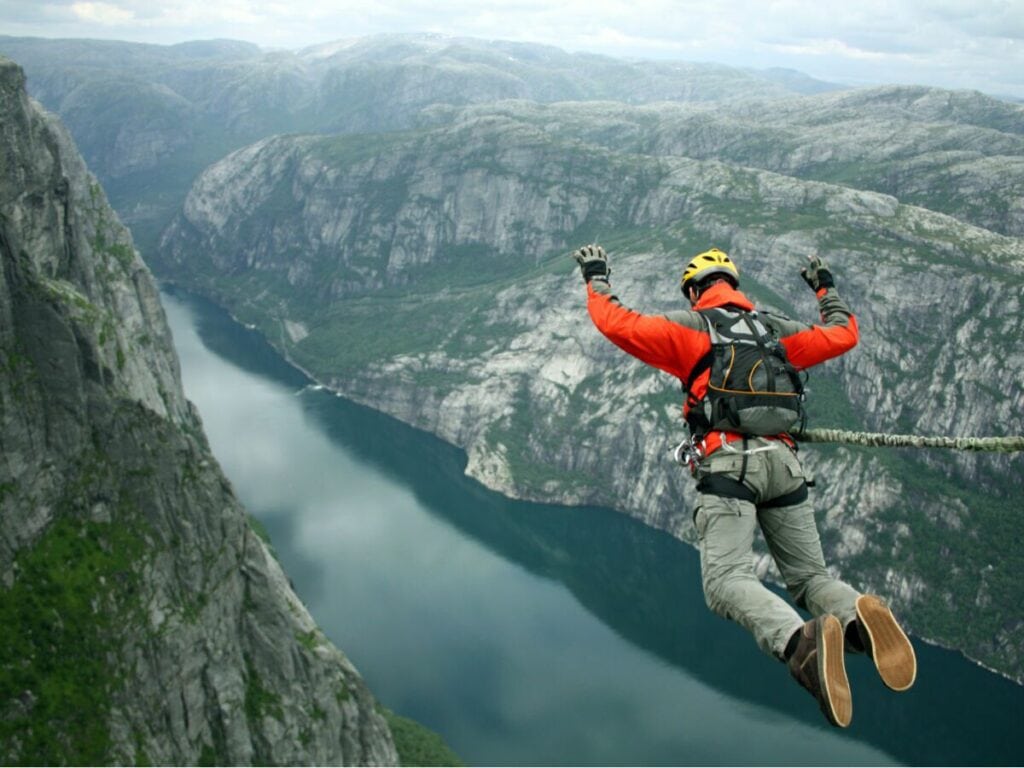 bunjee jumping - worlds tallest bungee jump man in red jacket 1200x900 1 1024x768 - Vedeli ste ako vznikol bunjee jumping?